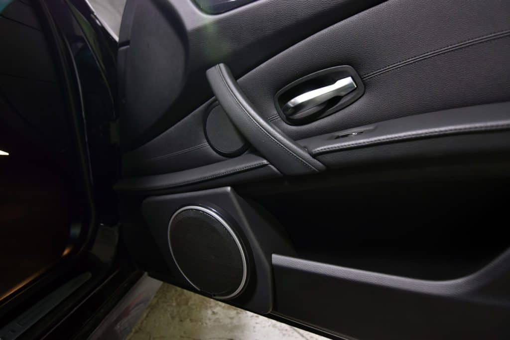 Speaker 6.5 installé dans une porte de voiture