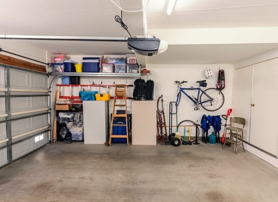 espace de garage plat et propre
