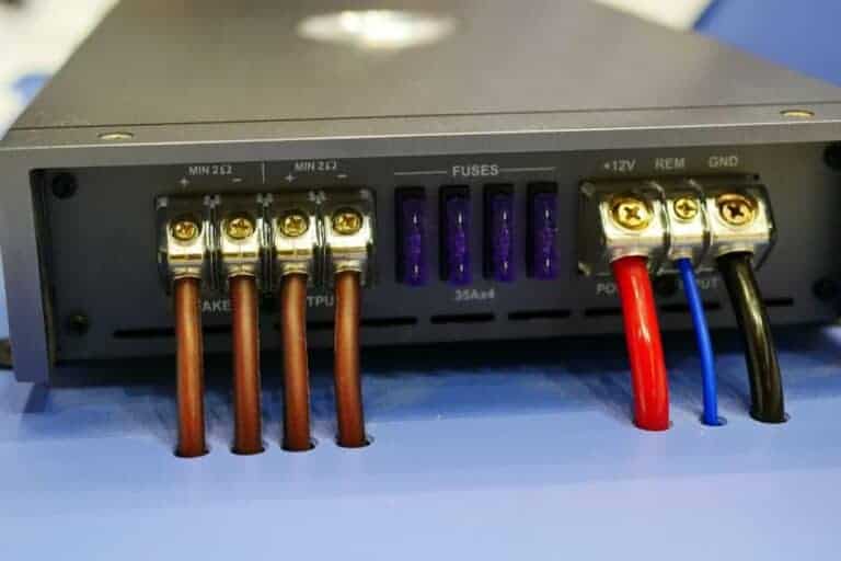 Connections de l'amplificateur aux cables et au caisson de basses